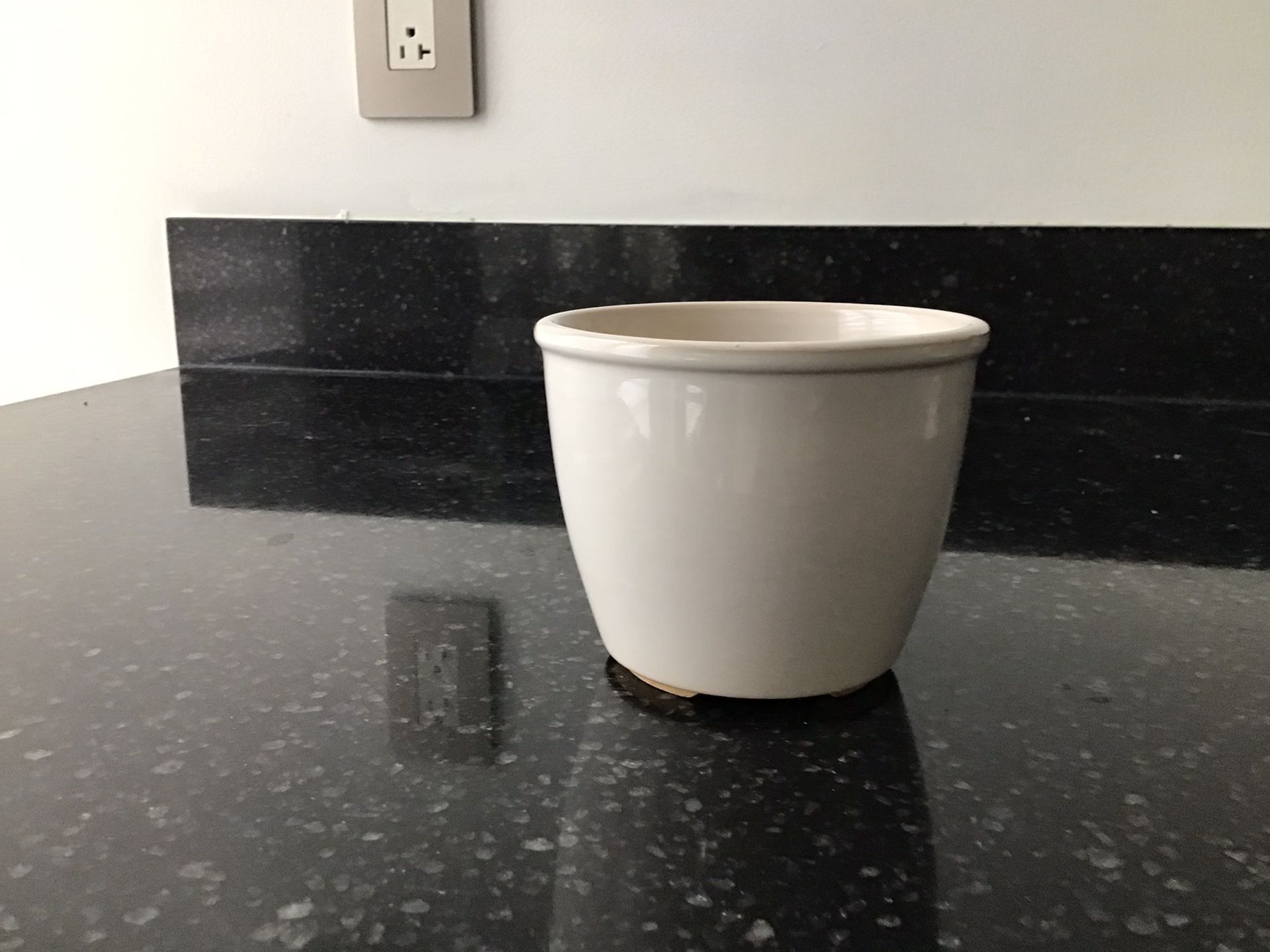 Ceramic flower planter pot. Good condition.