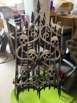 Halloween Skull Gate Yard Decoration