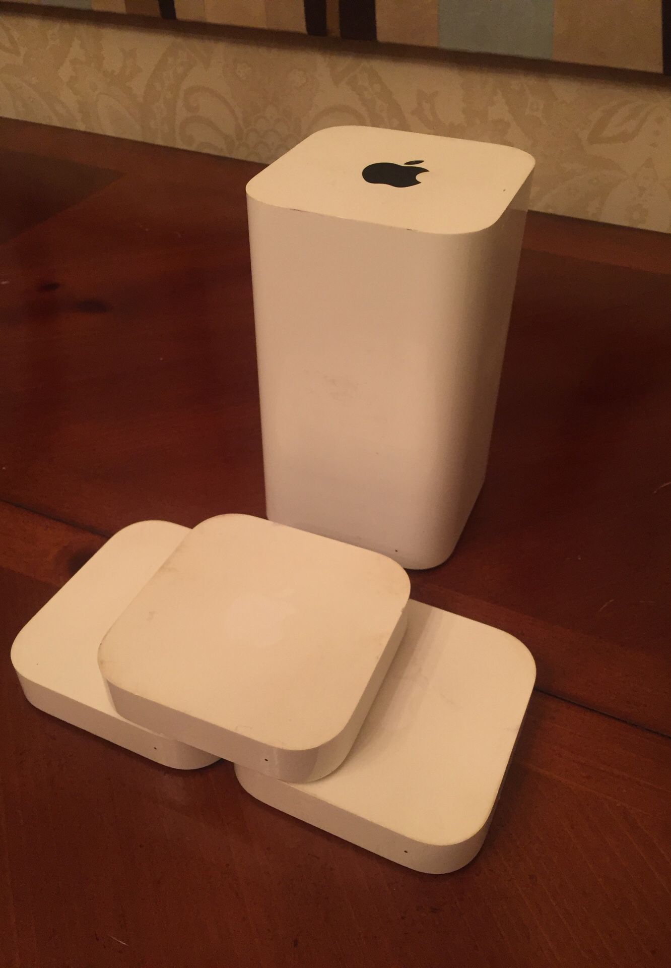 Apple Network - AirPort Extreme Base Station + (3) Airport Express