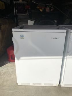 Mini fridge (summit)