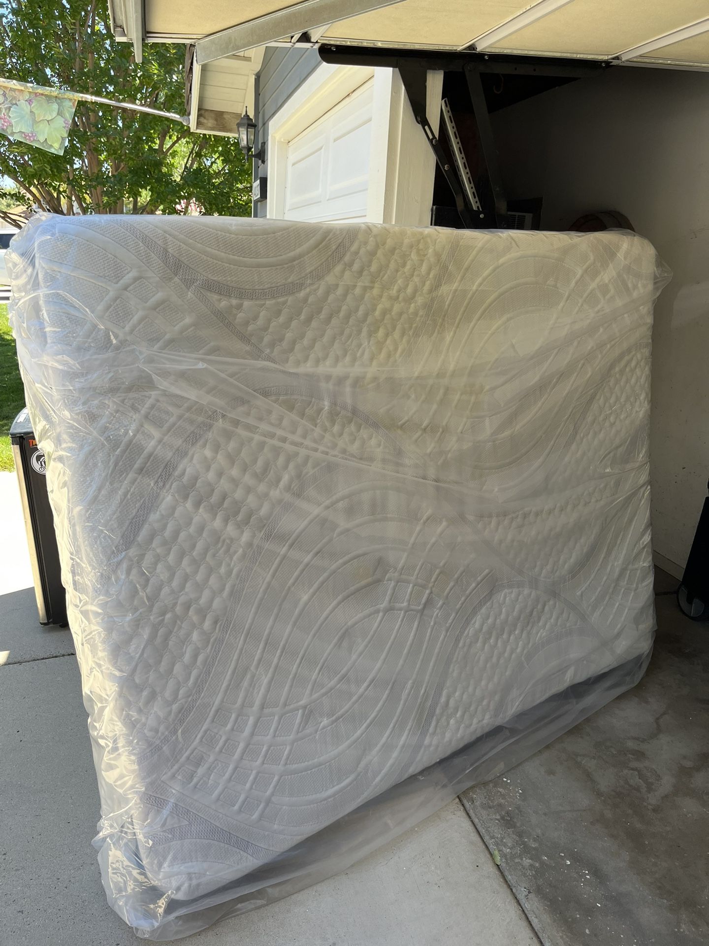 Queen Mattress With 4in Box Spring And Bed Frame