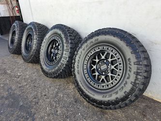 17" KMC w/ 35" Goodyear Duratrac RT tires