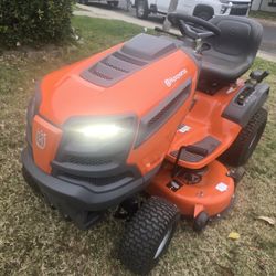 Husqvarna Riding Mower 42in Deck New 1 Hour On It