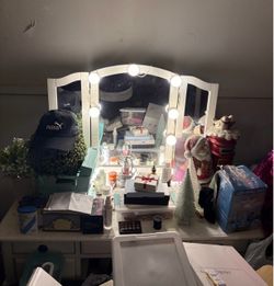 Vanity desk mirror with chair