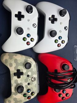 4 Xbox Controllers