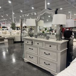 KING OR QUEEN BEDROOM SET Includes: Headboard, Footboard, Side rails & slats, Dresser, Mirror, Nightstand.