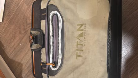 Titan Deep Freeze Zipperless Coldlok  (16 Can Capacity) 