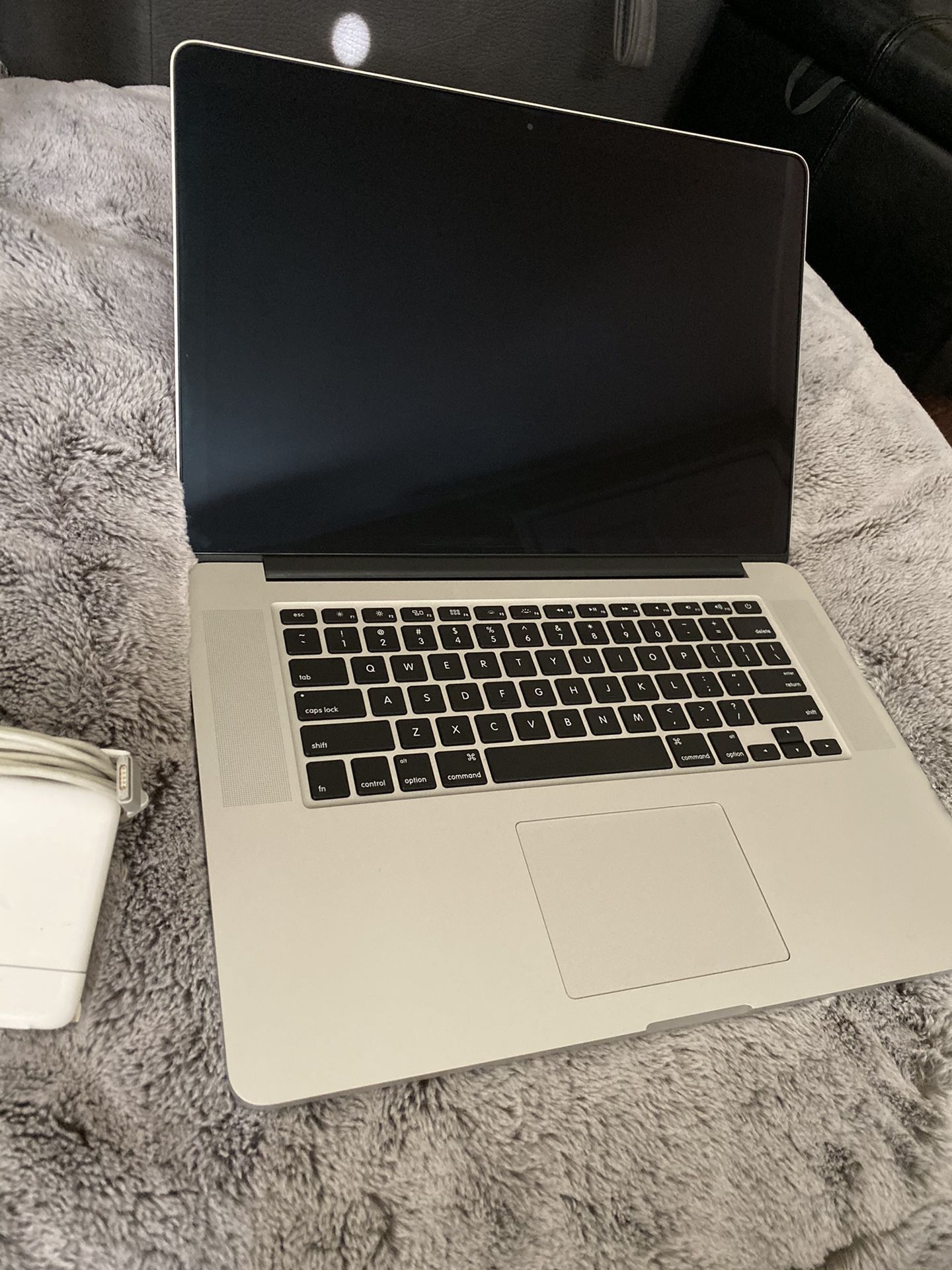 15” MacBook Pro retina (2015) with 15 inch laptop bag
