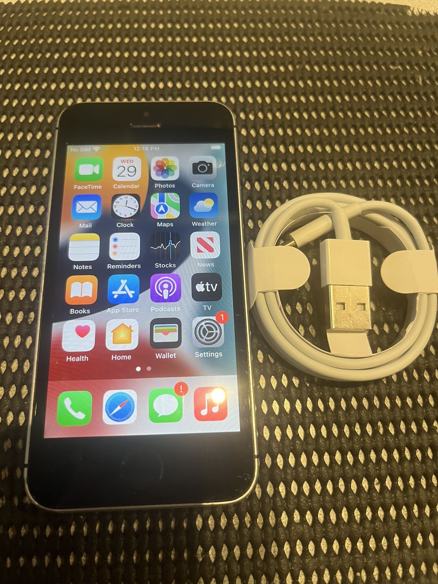 Apple iPhone SE 1st Gen 32GB AT&T 4” -Black