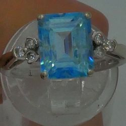 14KT WHITE GOLD RING WITH 0.15 CARAT OF DIAMONDS & BLUE STONE 3.7 GR; SIZE 6.5