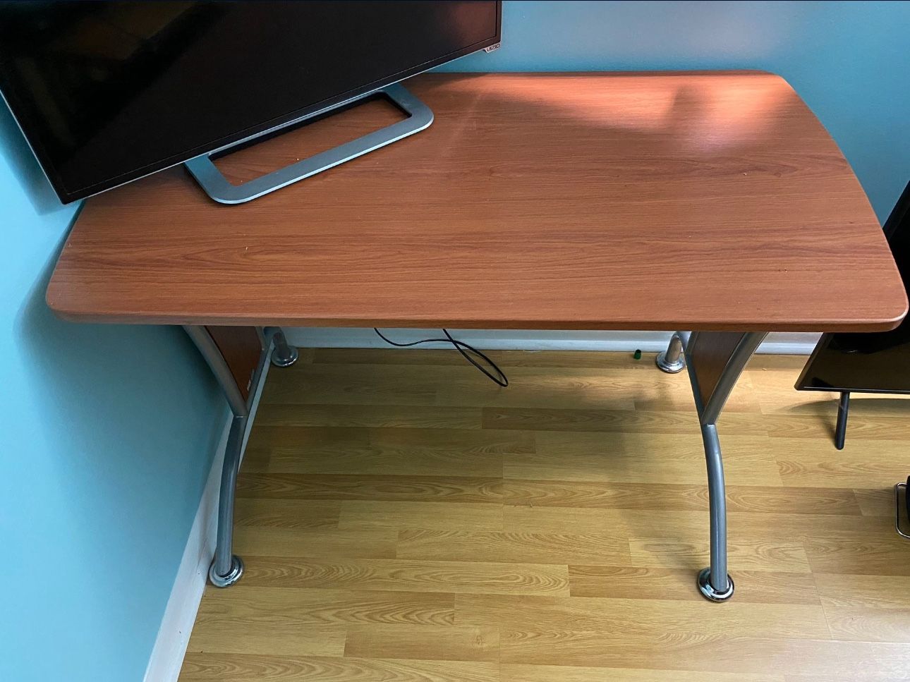 Computer desk