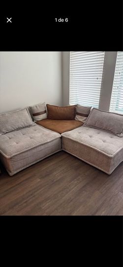Silla de asiento de piso de perfil bajo color griss y carmelita