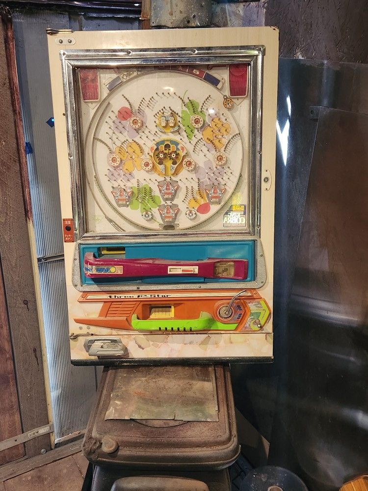 Old Pin Ball Machine 