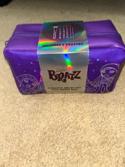 Bratz cosmetic bag & makeup brushes