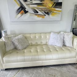 Showroom Sofa 😍😍 PEARL WHITE!!! 😍😍