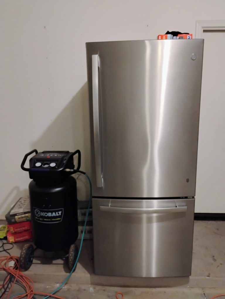 GE Stainless Refrigerator $100
