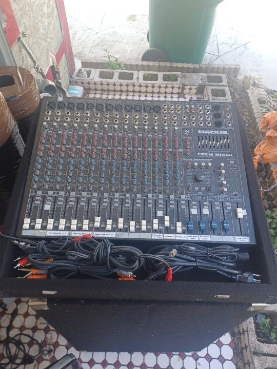 MACKIE CFX16 MIXER