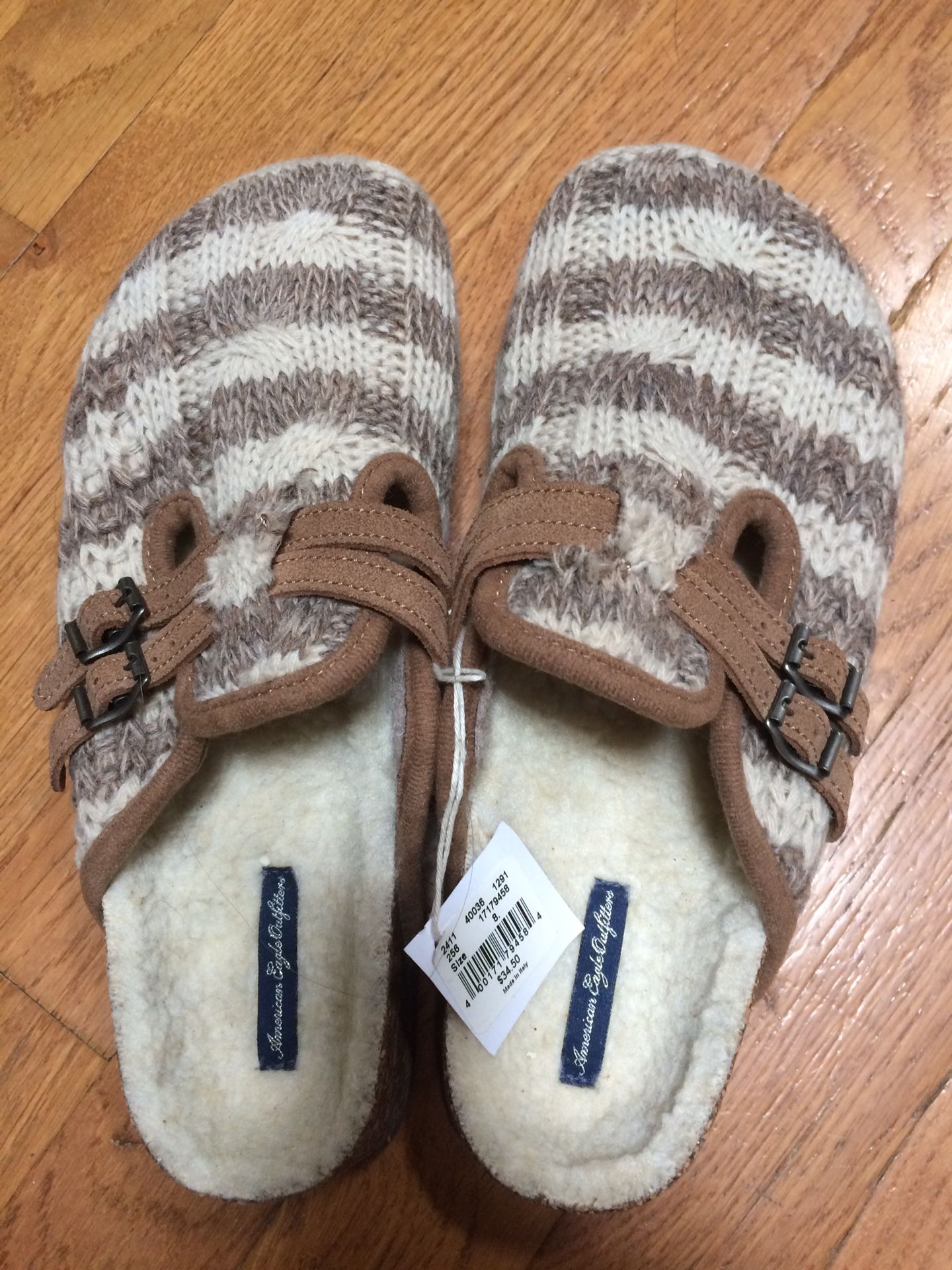 American Eagle Clogs with fur inside, brand new size 8
