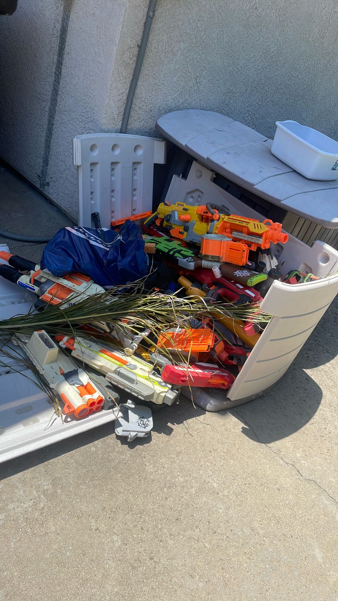 LOTS OF NERF GUNS