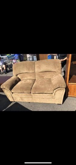 Loveseat couch like new condition no rips no stains smoke-free pet free
