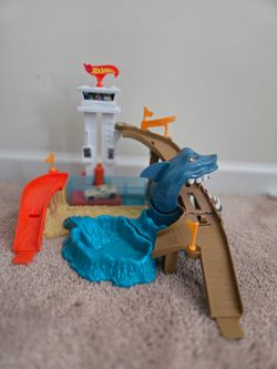 Hot Wheels Sharkport Showdown Giant Trackset