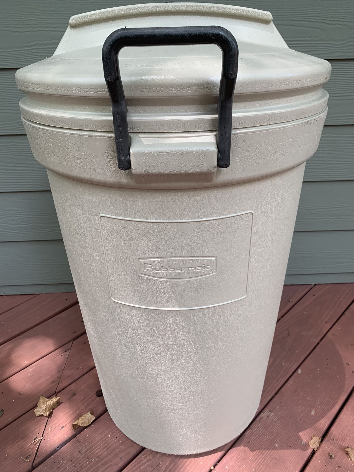 Rubbermaid Bruiser Trash Can