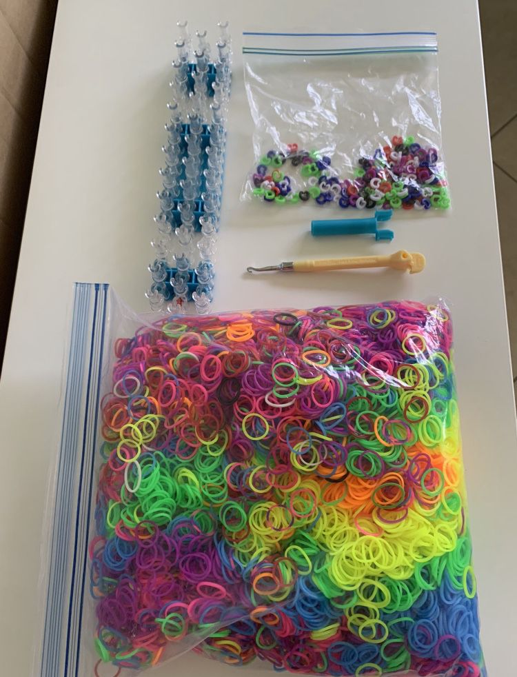 Complete Rainbow Loom Set with Hundreds of Bands!