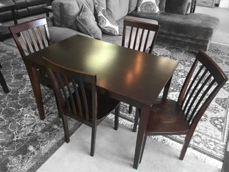 BRAND NEW DINNING TABLE WITH 4 CHAIRS