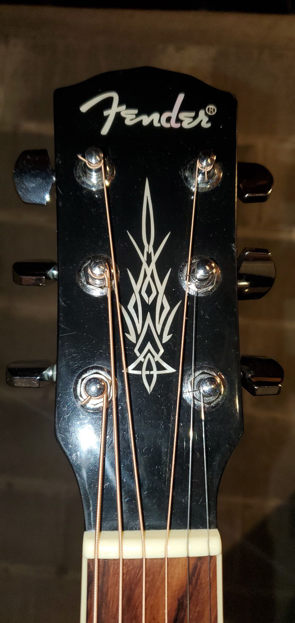 6 strings fender guitar