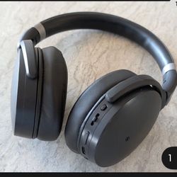 Brand New used 2x Mint Condition Sennheiser 450BT Over-the-ear Noise Cancellation