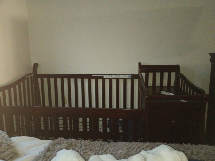 CRIB WITH CHANGING TABLE!