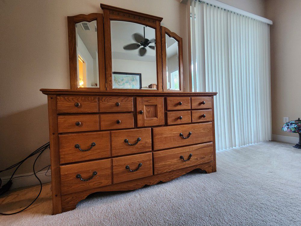 9 Drawer Dresser With 3 Panel Mirror Atrached 
