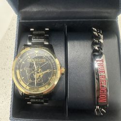 New True Religion men’s watch/bracket set