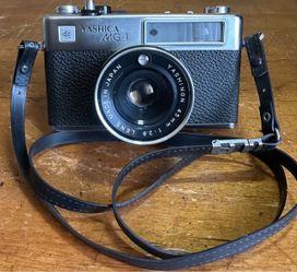 Yashica MG-1 35mm Rangefinder Film Camera w/45mm f/2.8 Lens Made in Hong Kong