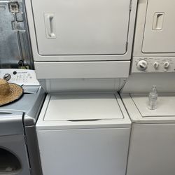 Whirlpool Stackable Washer And Dryer “white”