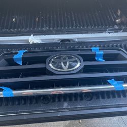 Like new.....2020 OEM TAKEOFF Toyota Tacoma front grill