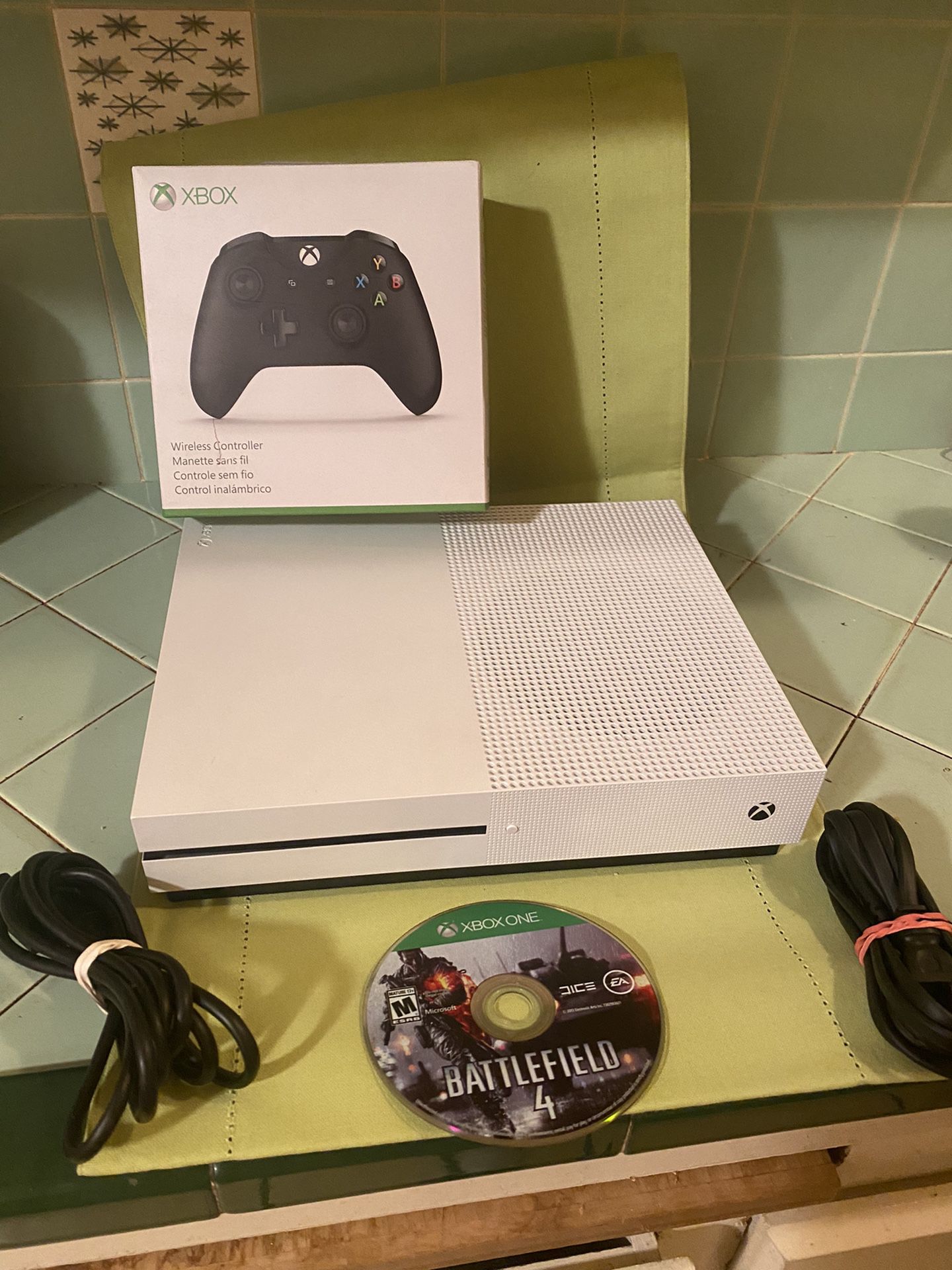 metaal elleboog Zeeanemoon Microsoft Xbox One S 781 GB White Console with BRAND NEW Controller for  Sale in Los Angeles, CA - OfferUp