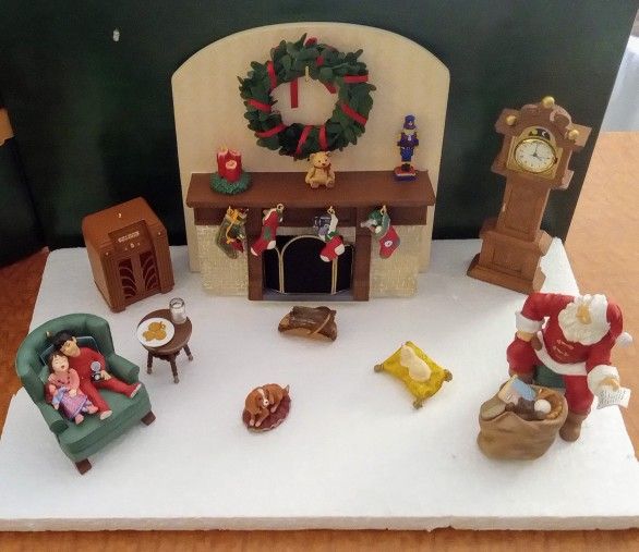 2002 Hallmark Santa's Family Room