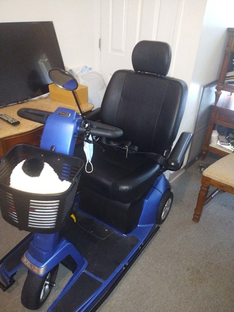 MOBILITY SCOOTER (LIKE NEW)