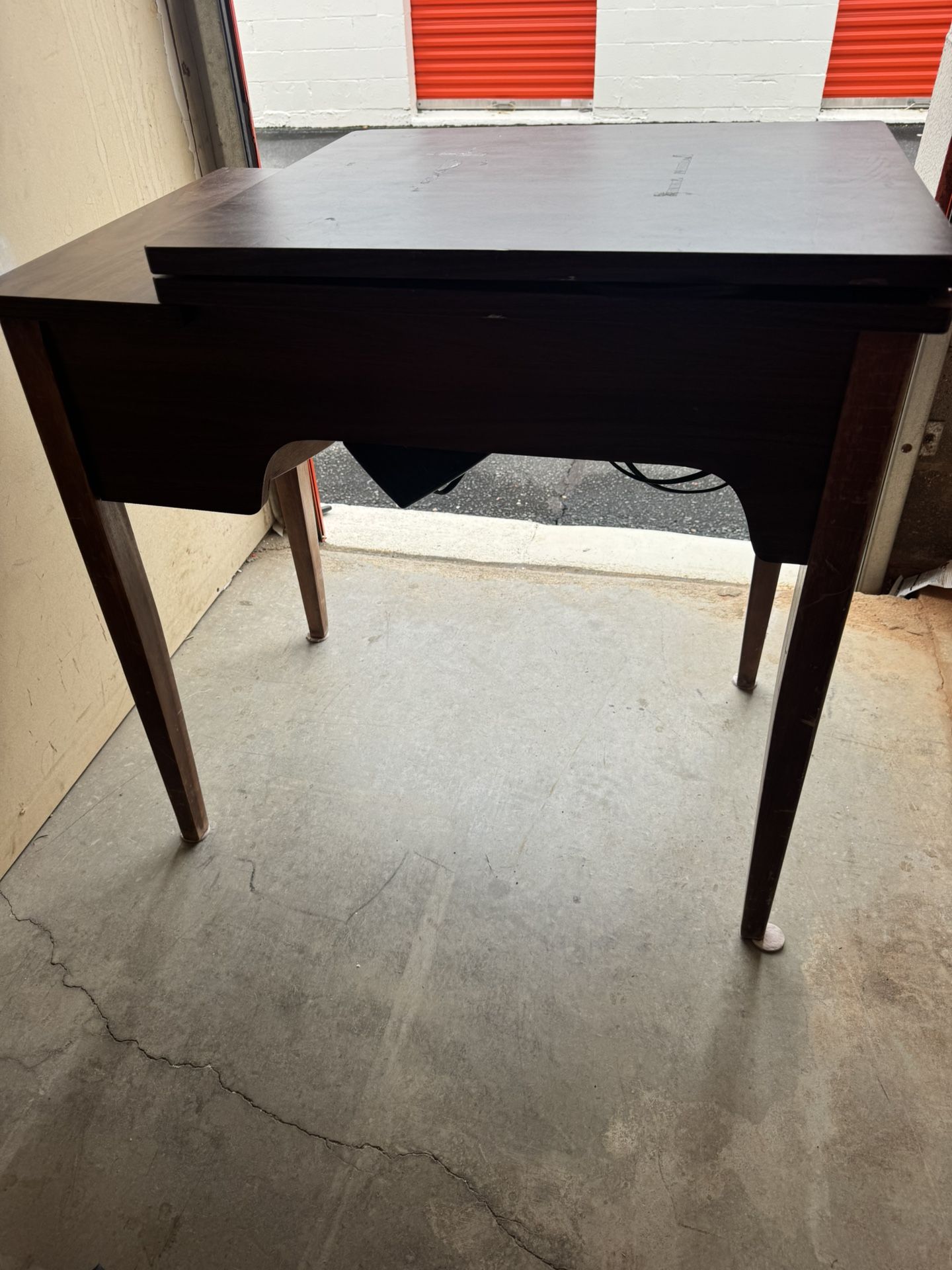 Retro/Antique Sewing Table With Machine