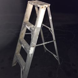 4ft Ladder 25$