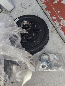 2 Travel trailer wheel hubs
