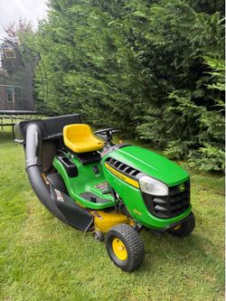 John Deere D110 riding mower lawnmower with bagger