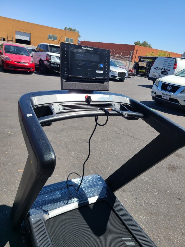 2025 Model Nordictrack Commercial LE Treadmill- 12% incline 12mph Max speed - 22" wide belt