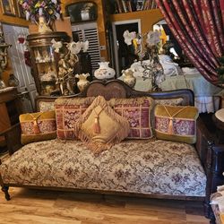 Sofa Con Mas De 100 Años Conservado Y Fuerte