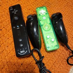 Nintendo Wii Controller Lot 2 Controllers 2 Nunchucks