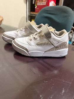 Tenis de niño jordan tienen  una puesta talla 2y