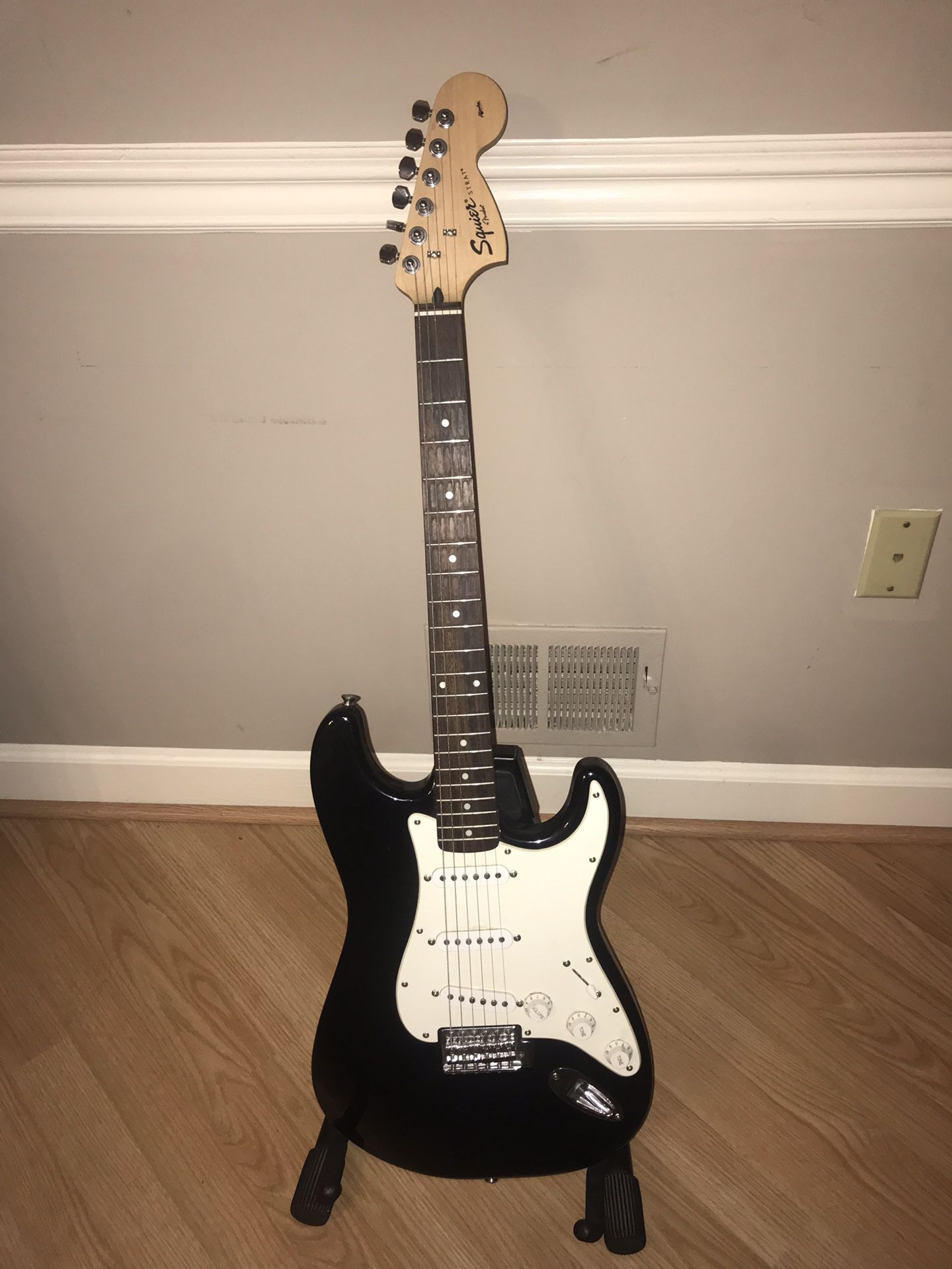 Black and white Fender Stratocaster Squire Affinity