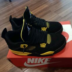 THUNDER JORDAN 4'S! Size 8
