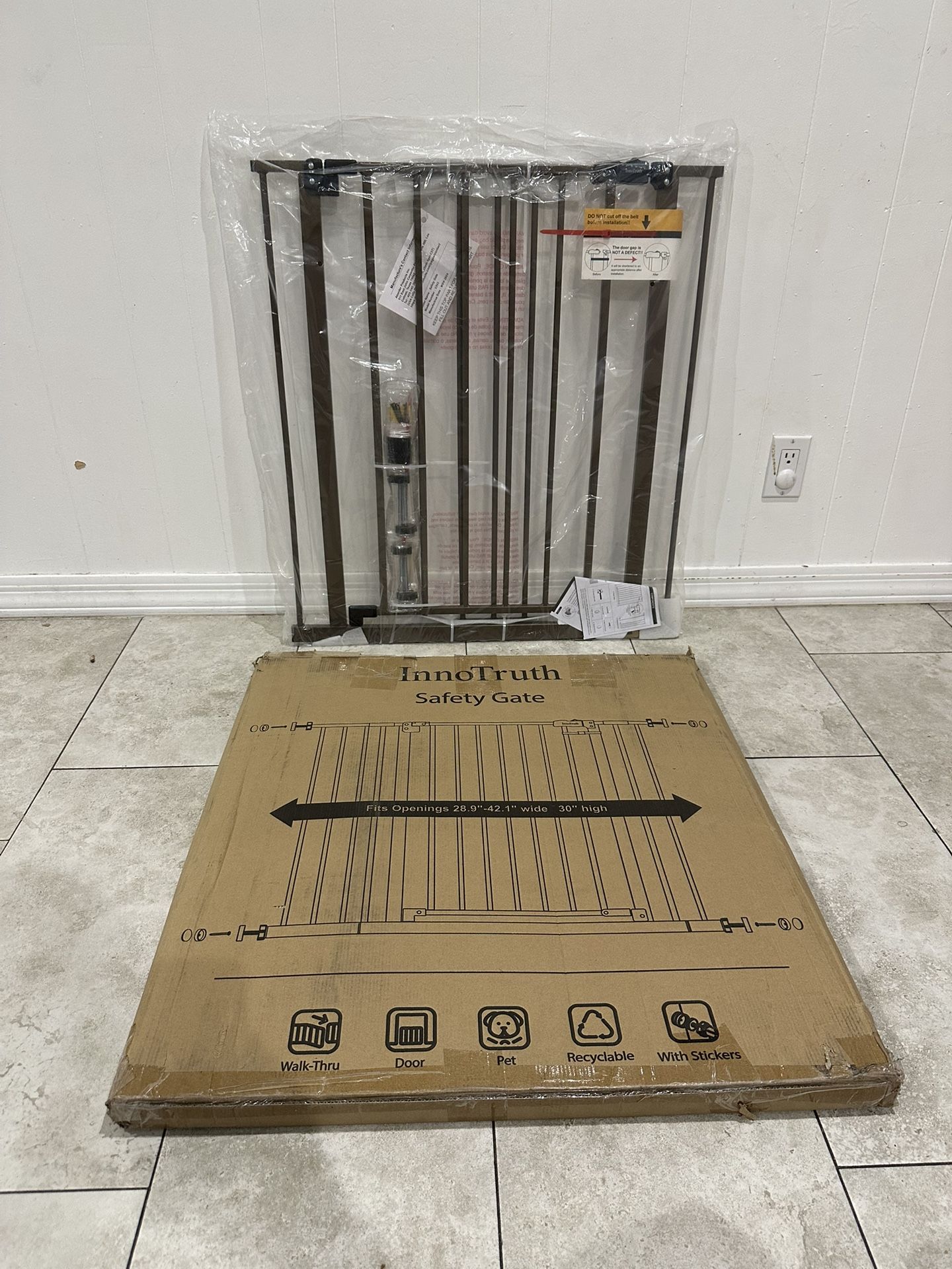 Wide Pet Gate / Baby Gate - Fits Openings 28.9” - 42.1”